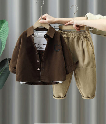 Ensemble trois pièces pour garçon avec surchemise marron à boutons-pression, t-shirt blanc imprimé et pantalon beige à taille élastiquée, confortable et pratique au quotidien.