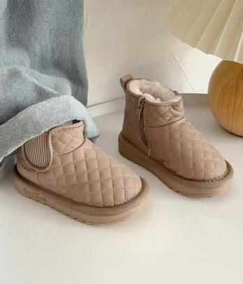 Pantoufles d’hiver pour enfants couleur nude, matelassées et rembourrées, avec fermeture zippée, doublure chaude et semelle antidérapante légère.