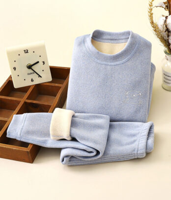 Pyjama garçon 2 pièces en polaire fine bleu ciel, haut manches longues et pantalon à taille élastique, col rond, broderie discrète sur la poitrine, chaud et confortable.
