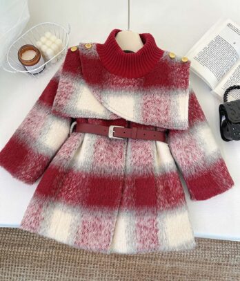 Manteau fille à carreaux rouges avec col montant élastiqué, ceinture assortie et doublure chaude en fausse fourrure, parfait pour l’hiver.