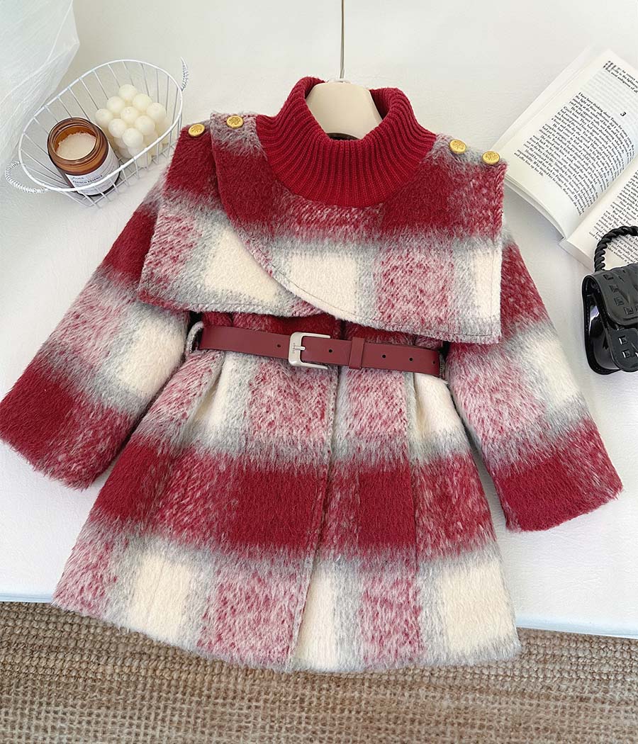 55698-1 Manteau fille à carreaux rouges avec col montant élastiqué, ceinture assortie et doublure chaude en fausse fourrure, parfait pour l’hiver.