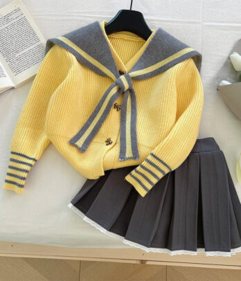 Ensemble universitaire jaune et gris pour fillettes, alliant confort, modernité et touche rétro pour un look cool et soigné à l’école ou en sortie.