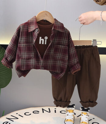 Ensemble 3 pièces garçon : chemise à carreaux, pull doux et pantalon confortable. Un look casual chic parfait pour l’école, les sorties ou la mi-saison.