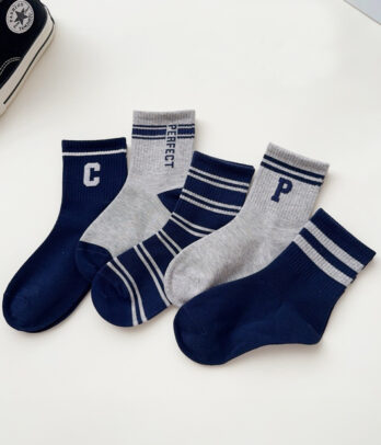 Chaussettes sport bleues et grises confortables et respirantes, au look moderne, idéales pour l’école, le sport ou un style athlétique au quotidien.
