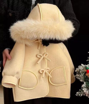 Manteau beige pour enfant en velours rembourré avec capuche bordée de fausse fourrure, fermeture à nœuds décoratifs et poches plaquées, idéal pour l’hiver.