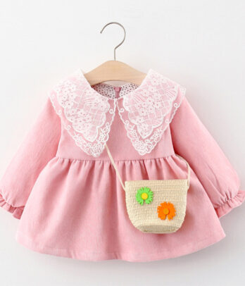 Robe rose en velours côtelé avec col en dentelle et petit sac assorti, douce et chic, idéale pour l’automne, les fêtes ou les photos.