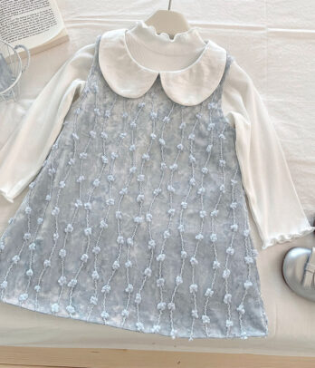 Ensemble pour fillette avec robe pastel fluide à col claudine et pull blanc en coton manches longues, style superposé doux idéal pour les occasions spéciales.