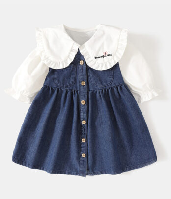 Ensemble pour fillette avec robe en jean sans manches à coupe évasée et chemise blanche à col claudine, idéal pour l’école ou les occasions spéciales.