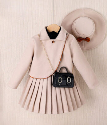 Ensemble 3 pièces beige pour fille avec veste chaude, jupe plissée chic et chapeau assorti à détail doré, idéal pour les occasions élégantes.