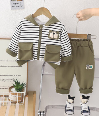 Ensemble 2 pièces décontracté pour garçon avec haut à capuche rayé zippé à motif ourson et pantalon kaki à taille élastique, en matière douce et respirante.