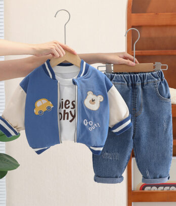 Ensemble 3 pièces décontracté pour garçon avec veste teddy bleue à broderies, t-shirt imprimé et jean à taille élastiquée, idéal pour l’automne ou le printemps.