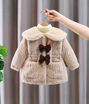 Manteau d’hiver pour fille en fausse fourrure douce avec col Claudine blanc, nœuds décoratifs marron, poches plaquées et fermeture discrète.
