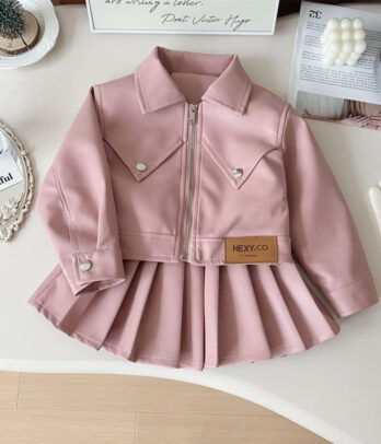 Ensemble veste courte et jupe plissée en simili cuir rose : doux, chic et confortable, parfait pour un look élégant au quotidien ou pour les occasions spéciales.