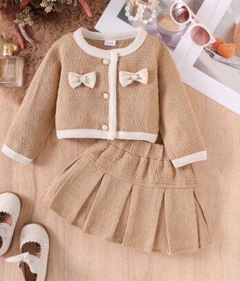 Ensemble chic pour fille avec jupe plissée marron fluide et gilet sans manches à finitions blanches, parfait pour l’automne, les sorties ou les occasions spéciales.