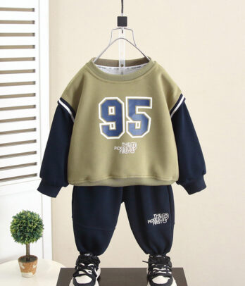 Ensemble décontracté deux pièces pour enfant, composé d’un sweatshirt beige à manches bleu marine avec imprimé « 95 » et d’un pantalon jogger assorti à taille élastiquée.
