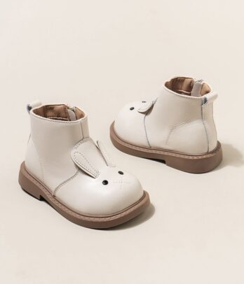 Bottines pour tout-petits en cuir blanc cassé, forme montante avec oreilles de lapin et visage brodé, semelle antidérapante et fermeture zippée pour un enfilage facile.
