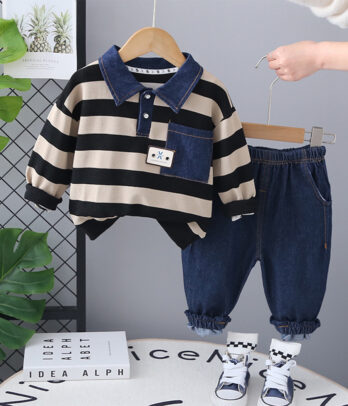 Ensemble pour garçon avec polo rayé à col en jean et pantalon assorti à taille élastique, idéal pour un look casual chic au quotidien.