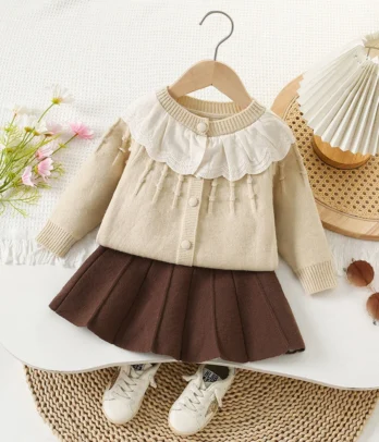Ensemble fille avec cardigan beige à col volanté blanc et boutons, jupe marron plissée fluide à taille élastique, matières douces et confortables.