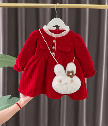 Robe fille en velours côtelé rouge avec col rond à volant blanc, manches longues bouffantes, boutons dorés et sac bandoulière lapin en peluche décoratif.