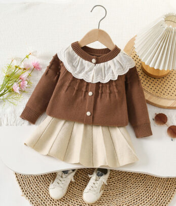 Ensemble fille avec cardigan marron boutonné à col volanté blanc et jupe plissée beige à taille élastique, maille douce et confortable pour l’automne et l’hiver.