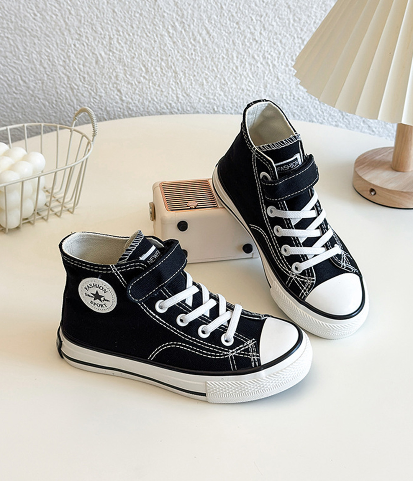 72957 Converses montantes de couleur noire – Image 1