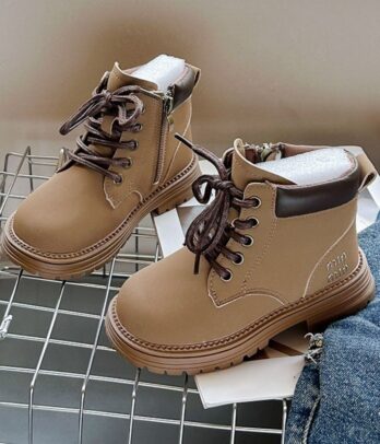 Bottes montantes unisexes marron pour enfants, avec lacets, fermeture zippée latérale, semelle crantée antidérapante et intérieur chaud et rembourré.