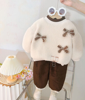 Ensemble fille 2 pièces en laine polaire crème et velours marron, haut avec nœuds décoratifs, pantalon assorti, coupe ample, chaud et confortable pour l’hiver.