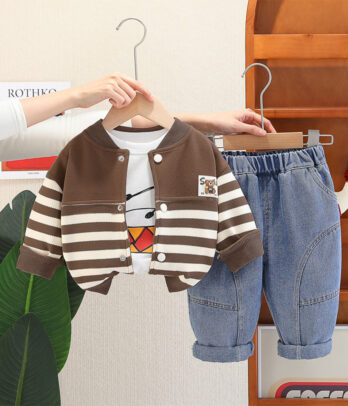 Ensemble 3 pièces pour enfant avec cardigan marron rayé, haut doux à col rond et jean à taille élastique, idéal pour un look élégant et confortable.