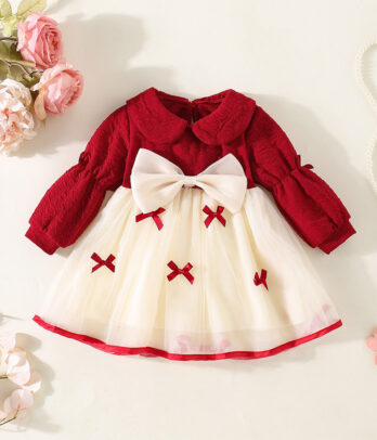 Robe tutu rouge à petits nœuds, douce et féerique, avec jupon en tulle vaporeux. Idéale pour fêtes, anniversaires ou moments magiques.