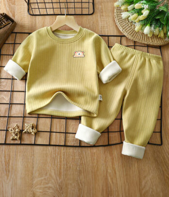 Pyjama bébé 2 pièces en coton côtelé jaune pastel, haut manches longues avec motif ours brodé, pantalon assorti à taille élastique, revers blancs, doux et confortable.