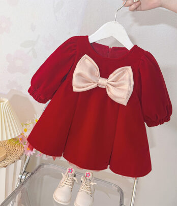 Robe rouge pour enfant avec manches bouffantes, grand nœud décoratif sur le devant, col rond et doublure légère, idéale pour les occasions spéciales.