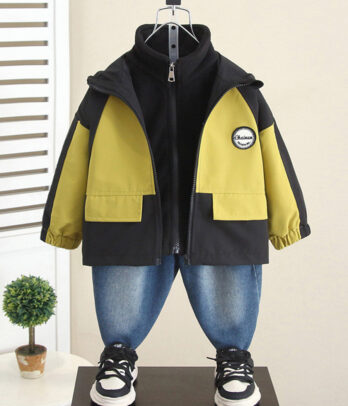 Veste bicolore pour enfant, jaune moutarde et noire, avec capuche, fermeture zippée, poignets élastiqués et patch décoratif, idéale pour la mi-saison.