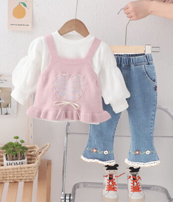 Ensemble de gilet en fine laine rose avec pantalon en jean et pull blanc