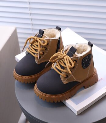 Bottes d’hiver pour enfants en simili cuir noir et moutarde, montantes avec fermeture éclair latérale, doublure en fausse fourrure, semelle crantée antidérapante et style britannique élégant.
