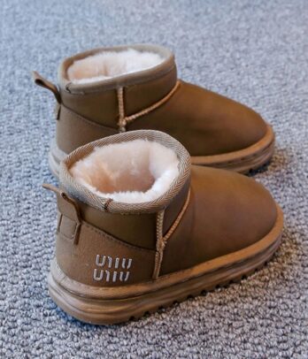 Bottines fourrées camel pour fille, style UGG, doublées en fausse fourrure ultra douce avec semelle crantée antidérapante, confortables et faciles à enfiler pour l’hiver.