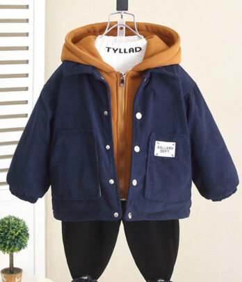 Blouson pour enfant en velours côtelé doux avec capuche, coupe sport confortable, fermeture à boutons et bords côtelés, idéal pour l’automne.