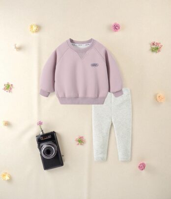 Ensemble douillet avec sweat-shirt rose et legging polaire, chaud, confortable et extensible, parfait pour l’école, la maison ou les sorties hivernales.