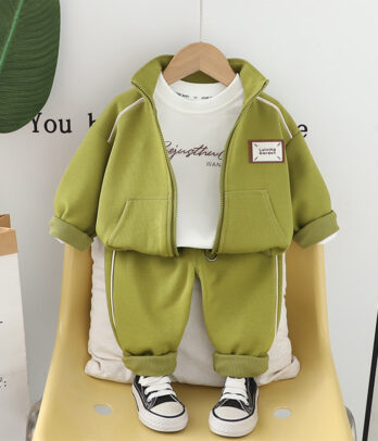 Ensemble jogging 3 pièces vert pistache pour garçon avec gilet zippé, t-shirt à col rond et pantalon à taille élastique, idéal pour la mi-saison.