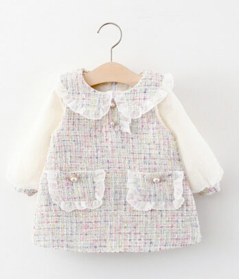 Robe blanche en tweed avec manches bouffantes et coupe élégante, idéale pour les fêtes, anniversaires ou occasions spéciales.