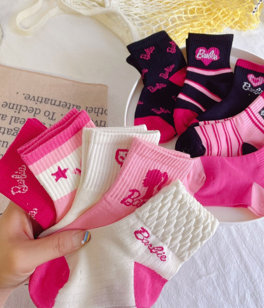 86653 (4) Chaussettes sport bleues et grises confortables, respirantes et stylées, idéales pour l’école, le sport, les jeux ou un look athlétique au quotidien.