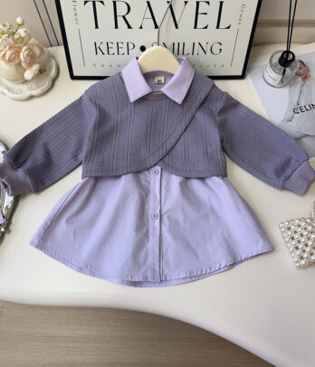 Robe-chemise lilas à manches longues avec pull court en maille assorti, effet superposé tendance et confortable, idéale pour les sorties ou occasions.