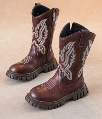 Bottes rétro pour fillettes en simili cuir marron vieilli, montantes avec broderies décoratives, fermeture zippée latérale, doublure chaude et semelle antidérapante.