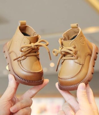 Bottes Martin pour bébés en simili cuir camel, avec lacets, zip latéral, semelle antidérapante et design urbain mixte idéal pour les premiers pas.