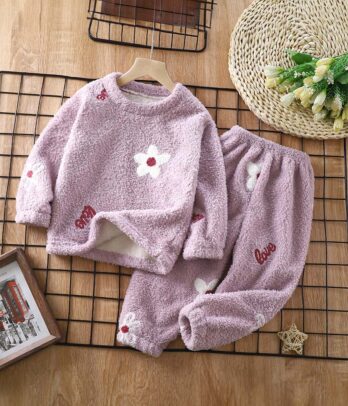 Ensemble d’intérieur fille 2 pièces en peluche mauve, haut manches longues et pantalon assorti à taille élastique, motifs fleurs et papillons, doux et chaud.