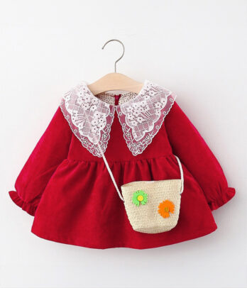 Robe rouge en velours avec col en dentelle et petit sac fleuri, chic et élégante, parfaite pour les fêtes, anniversaires ou occasions spéciales.