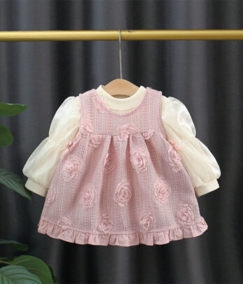 Ensemble robe à petites fleurs en relief avec pull blanc cassé, doux et élégant, parfait pour les cérémonies, sorties ou jolies photos.