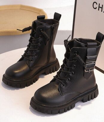 Chaussures montantes noires style britannique pour fille, avec lacets, zip latéral et semelle crantée, alliant confort, caractère et touche rock chic.