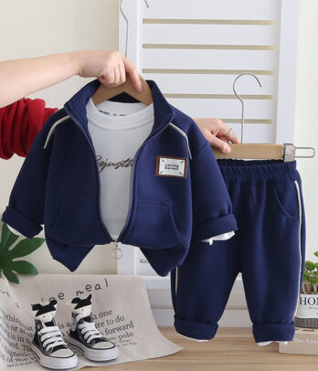 Ensemble jogging 3 pièces bleu pour garçon avec gilet zippé à col montant, t-shirt manches longues et pantalon à taille élastique avec bandes latérales.