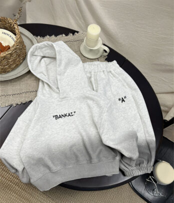 Ensemble jogging blanc et gris pour garçon : sweat à capuche et pantalon confortables, parfaits pour l’école, le sport ou les sorties avec style et liberté.
