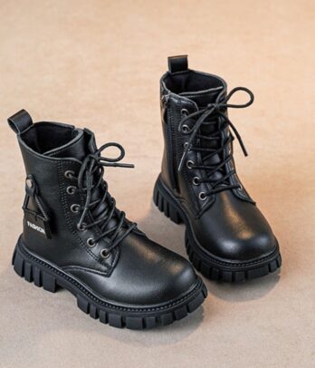 Chaussures décontractées noires pour fille en simili cuir lisse, avec semelle souple antidérapante, intérieur confortable et fermeture à lacets ou scratch.